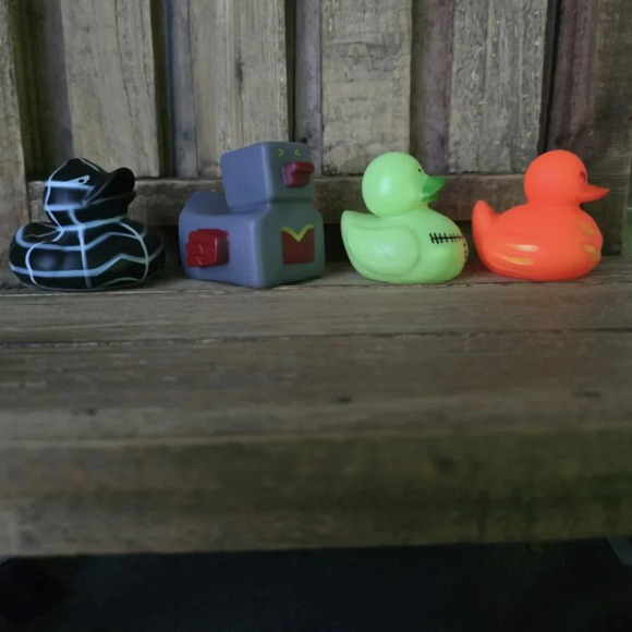 12 Halloween Rubber Ducks - Picture 6 of 6